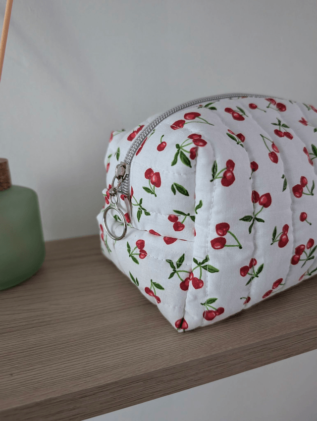 Trousse matelassée cerises