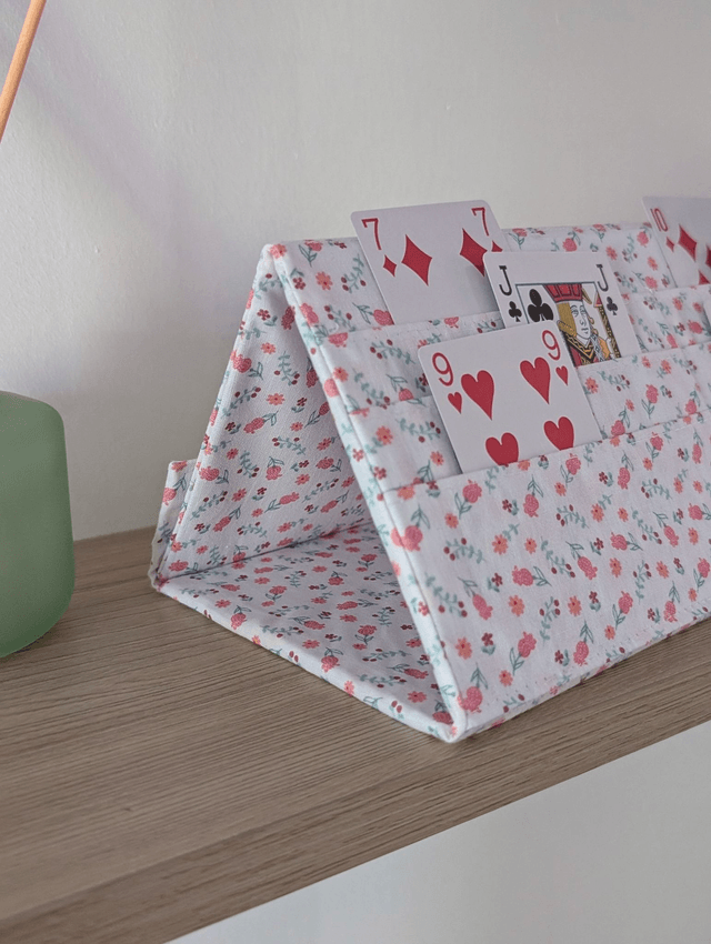 Porte-cartes de jeu modèle blanc fleuri