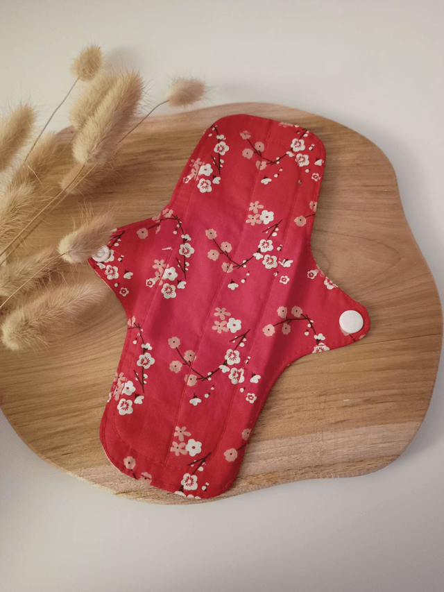 Serviette hygiénique lavable rouge fleuri (à l'unité ou en lot de 5)